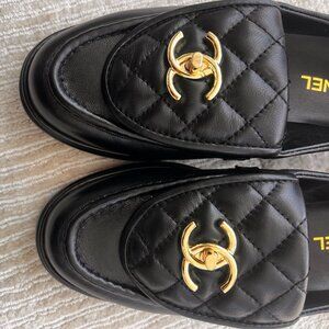 CHANEL Black Lambskin Quilted CC Turnlock Flap Loafers Flats - Size 39